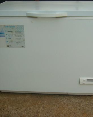 Rex congelatore a pozzo colore bianco.