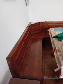 Tavolo con panca e sedie in legno
