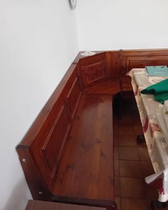 Tavolo con panca e sedie in legno