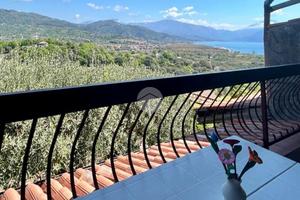 VILLA A SCHIERA A SANTA MARINA