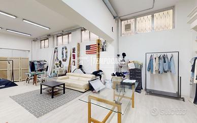 AMPIO SHOWROOM / MAGAZZINO