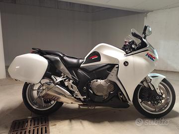 HONDA VFR1200F, PERFETTA CON GARANZIA 