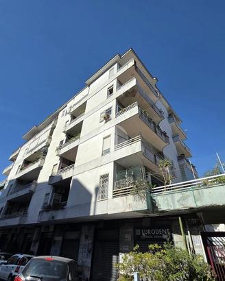 4 LOCALI A NAPOLI