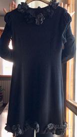 Abito nero con fiori