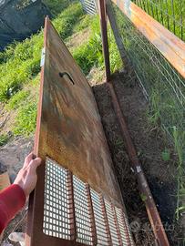 Porta in ferro con chiave