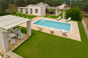 OSTUNI, villa con piscina