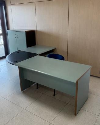 Scrivania angolare con cassettiera per ufficio