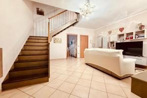 VILLA A SCHIERA A VILLARICCA