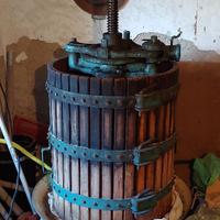 Torchio antico per vino in legno e ghisa