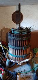 Torchio antico per vino in legno e ghisa