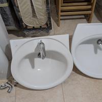 Coppia di lavandini in ceramica con rubinetti