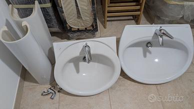 Coppia di lavandini in ceramica con rubinetti