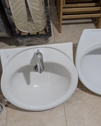Coppia di lavandini in ceramica con rubinetti