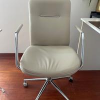 Scrivania e poltroncina come nuove