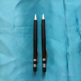 Penna a sfera e penna portamine nere