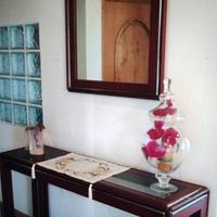 tra ingresso e sala piano d appoggiodietro divano 