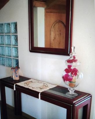 tra ingresso e sala piano d appoggiodietro divano 