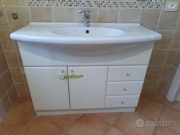 Mobile bagno completo di lavabo e miscelatore