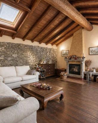 Casa indipendente di 266 m² con più di 5 locali e 