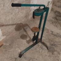 Tappatrice a leva e cappellotti antipolvere