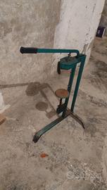 Tappatrice a leva e cappellotti antipolvere