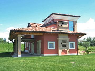 Indipendentemente con giardino libera ai lati