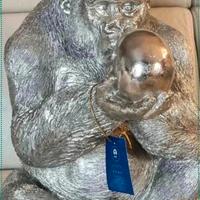 Statua decorativa gorilla argentato con teschio