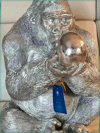 Statua decorativa gorilla argentato con teschio