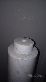 Colonna a capitello di marmo bianco calacata