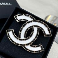 Spilla Chanel in pelle smaltata bianca