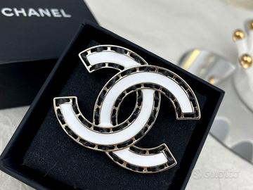 Spilla Chanel in pelle smaltata bianca