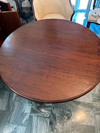 Tavolo tondi in legno lavorato con prolunghe