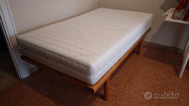 Letto completo di rete in legno e materasso