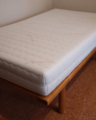 Letto completo di rete in legno e materasso