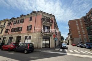 Negozio a Monza Via Alessandro Volta 5 locali