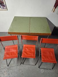 Tavolino pieghevole con tre sedie pieghevoli da ca