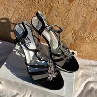 Sandali con tacco alto e dettaglio fiore