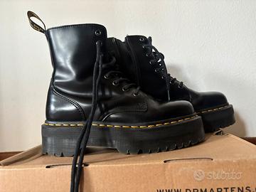 Dr. Martens Anfibio Jadon Black polished smooth
