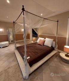 Letto a baldacchino e comodini in Rovere