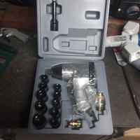casetta con trapano, smerigliatrice, seghetto  etc