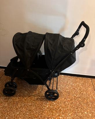 Passeggino doppio , per 6 mesi + , e 12 mesi +
