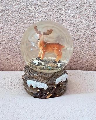 Palla di vetro con neve 
