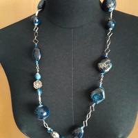 Collana con pietre blu