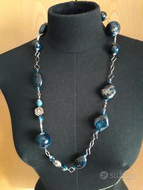 Collana con pietre blu