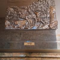 quadro a specchio con paesaggio in rilievo. 