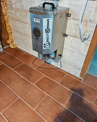 distributore di crocchette per cani e gatti a tre 