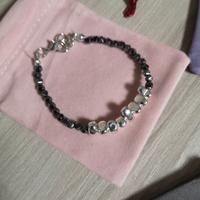 bracciale con perline grigio scuro e argento 