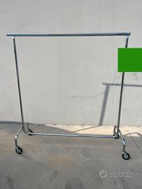 Stender appendiabiti in metallo cromato con ruote