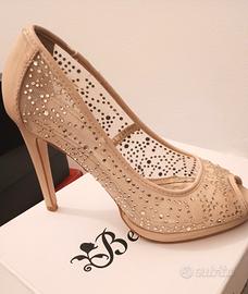 Scarpe, tacchi con strass.