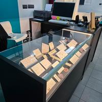 bancone a L con vetrina illuminata